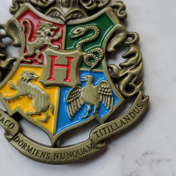 Harry potter hogwarts coat of arms crest Keychain - Picture 9 of 16